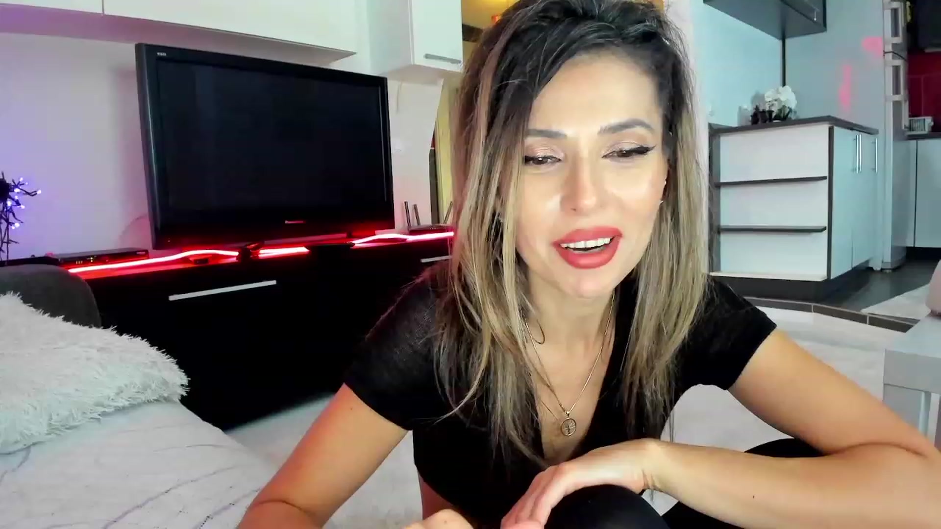 Gallery image thumbnail from SmileyTinaa's myfreecams stream on, 11/23/2023, 03:57 image 1 of 20