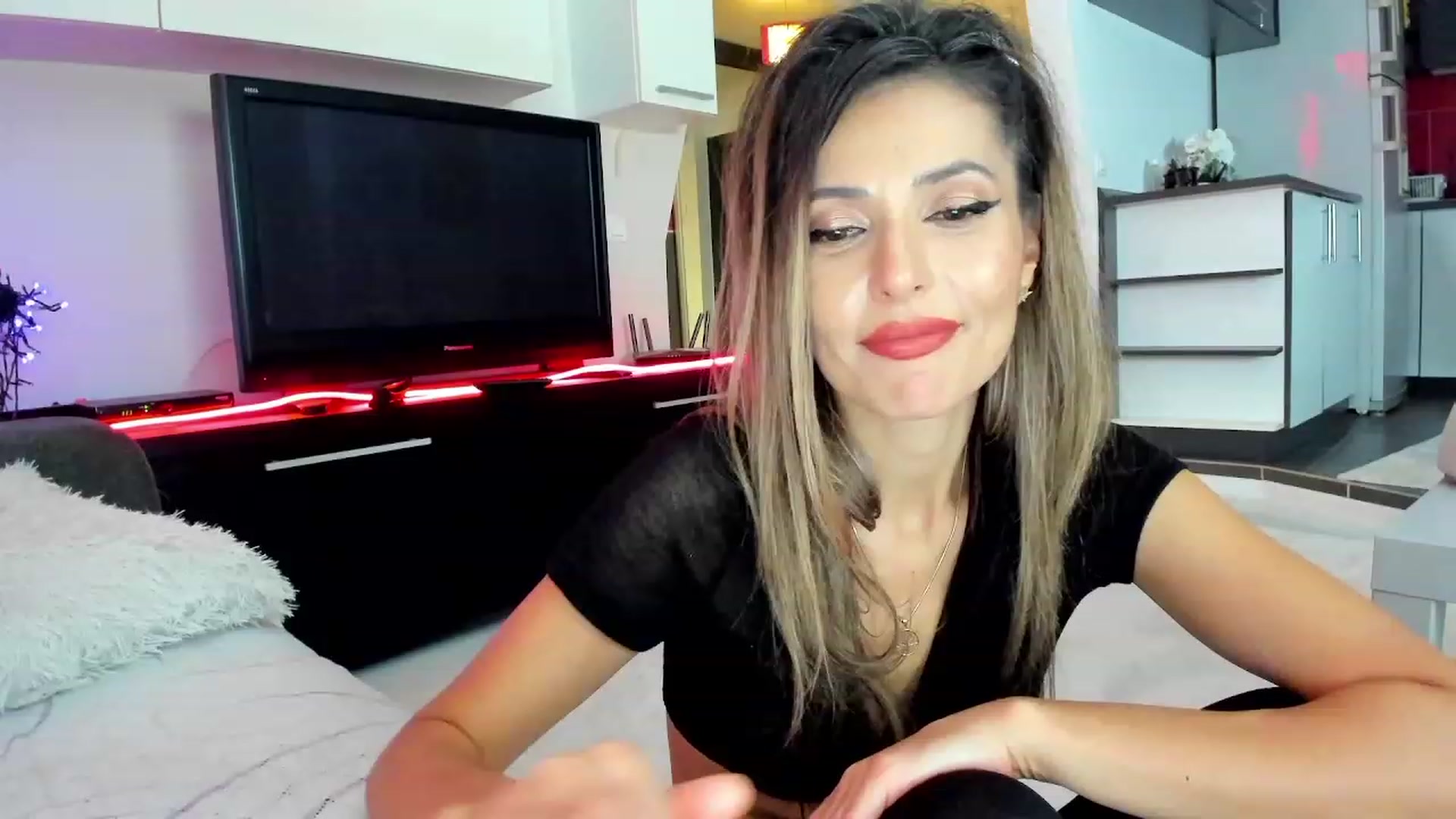 Gallery image thumbnail from SmileyTinaa's myfreecams stream on, 11/23/2023, 03:57 image 6 of 20