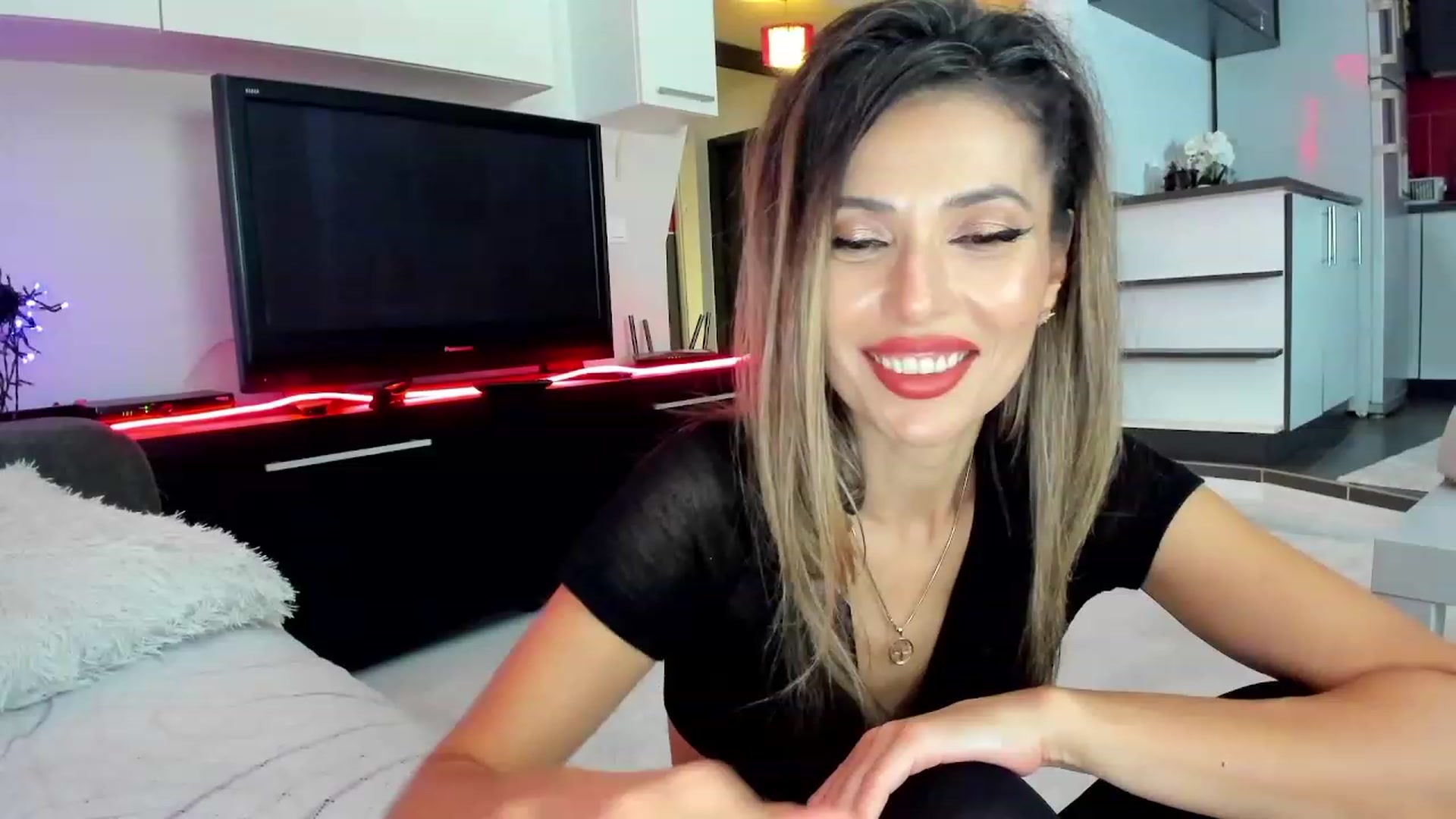 Gallery image thumbnail from SmileyTinaa's myfreecams stream on, 11/23/2023, 03:57 image 3 of 20