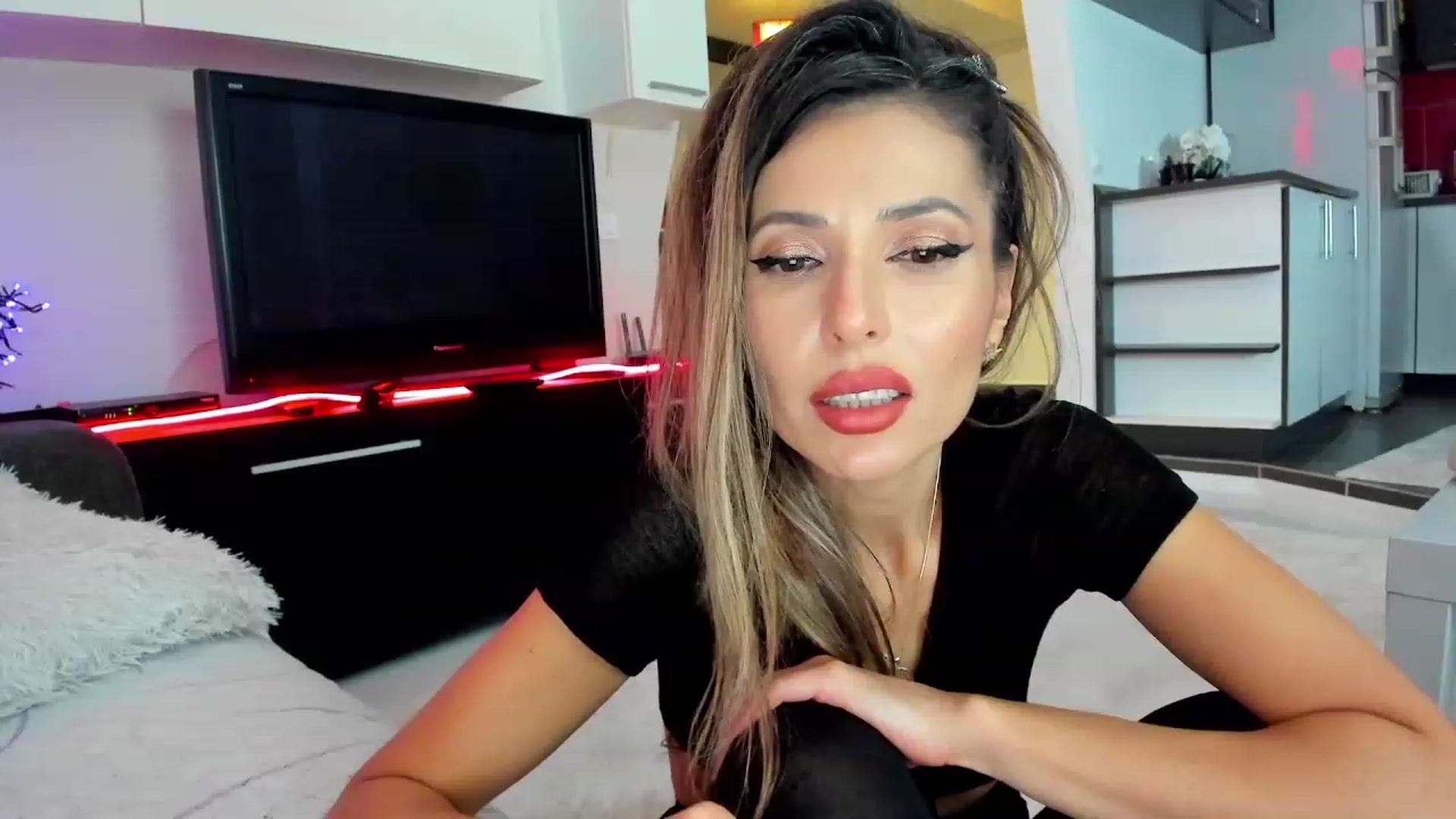 Gallery image thumbnail from SmileyTinaa's myfreecams stream on, 11/23/2023, 03:57 image 14 of 20