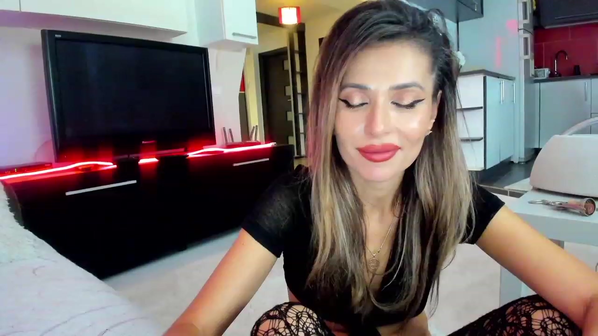Gallery image thumbnail from SmileyTinaa's myfreecams stream on, 11/24/2023, 24:43 image 15 of 20