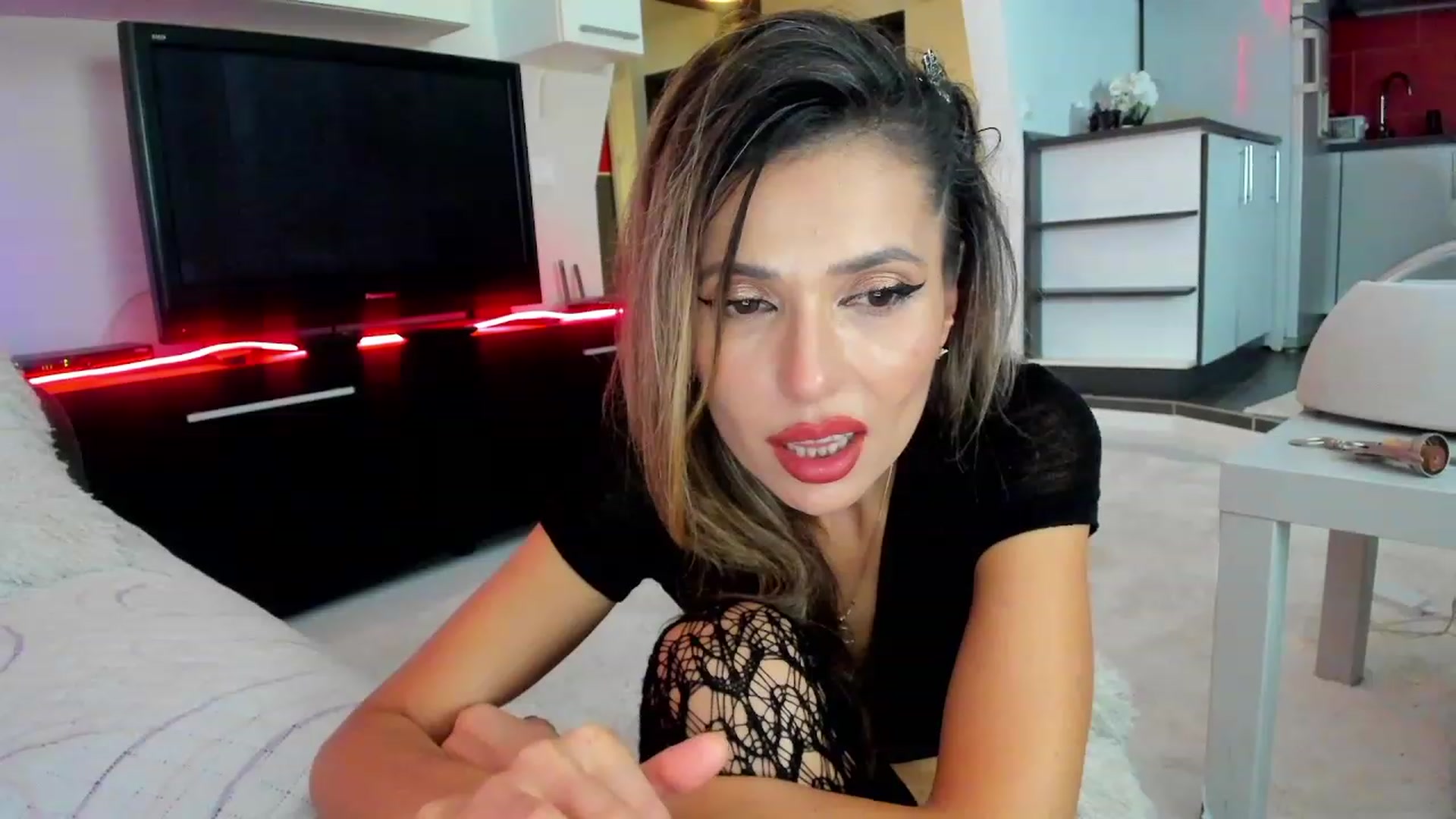 Gallery image thumbnail from SmileyTinaa's myfreecams stream on, 11/24/2023, 24:43 image 4 of 20