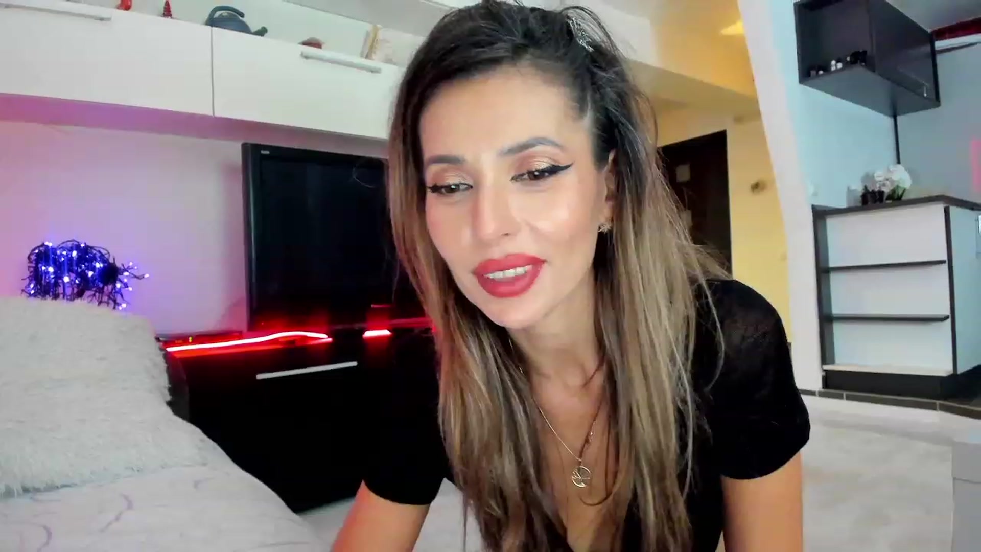 Gallery image thumbnail from SmileyTinaa's myfreecams stream on, 11/24/2023, 24:43 image 17 of 20