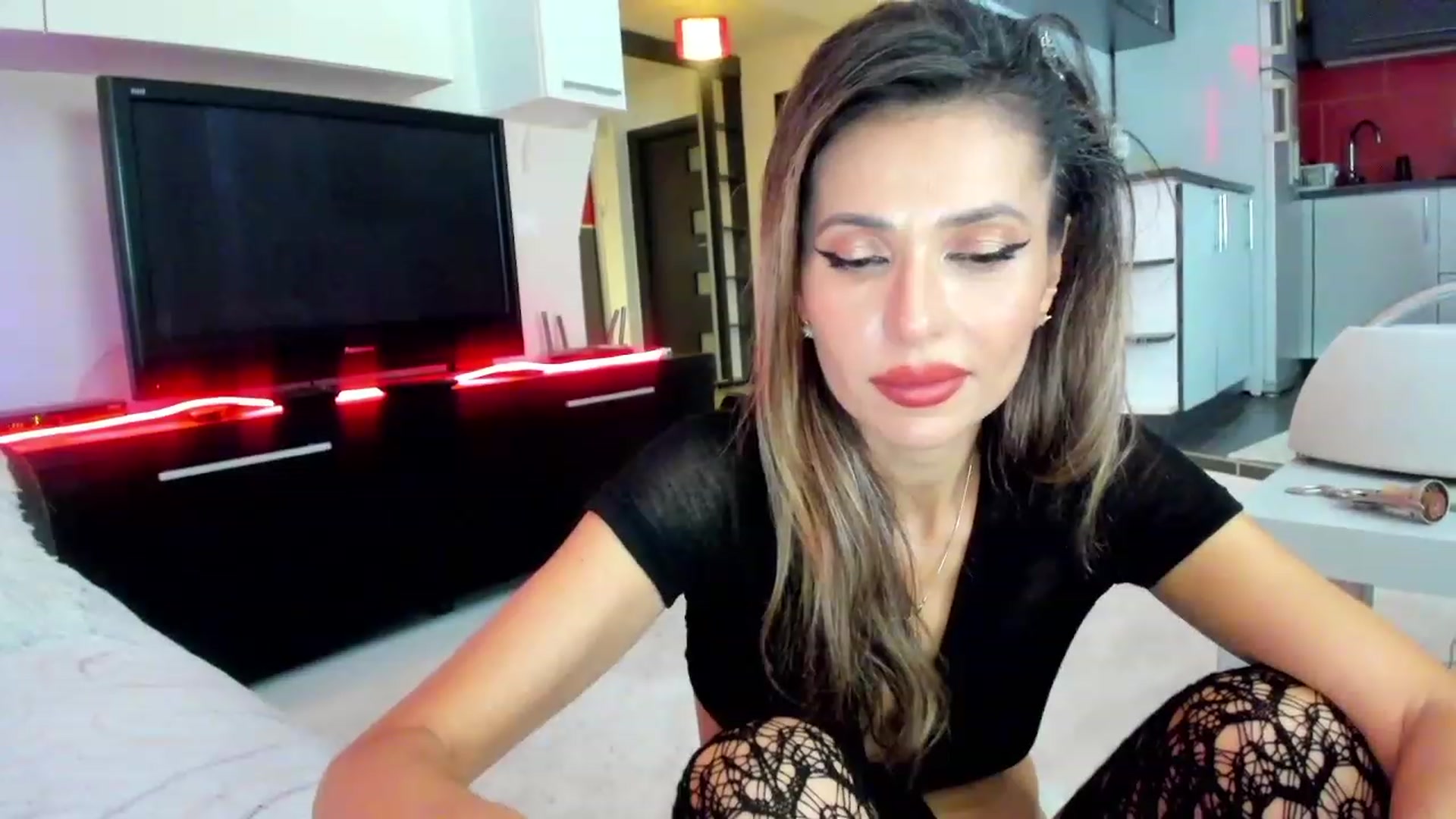 Gallery image thumbnail from SmileyTinaa's myfreecams stream on, 11/24/2023, 24:43 image 11 of 20