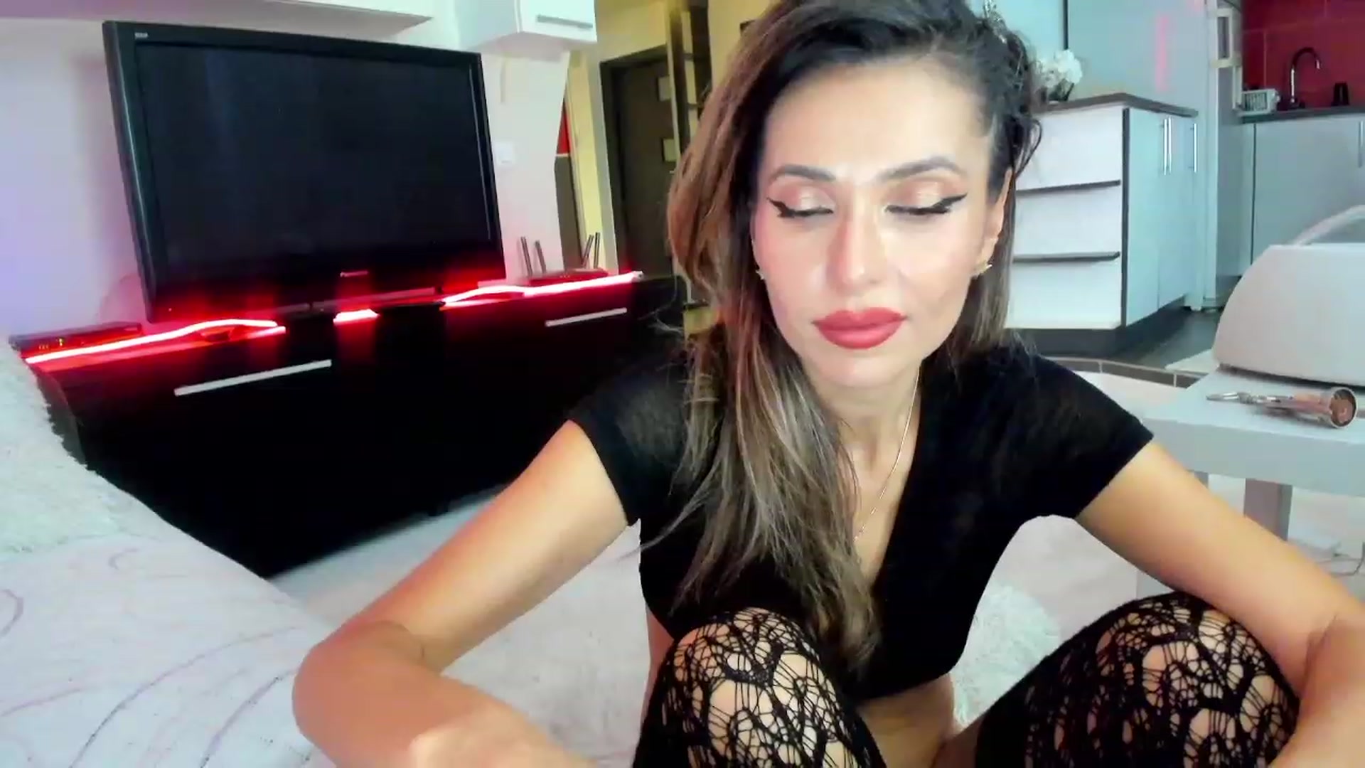 Gallery image thumbnail from SmileyTinaa's myfreecams stream on, 11/24/2023, 24:43 image 7 of 20