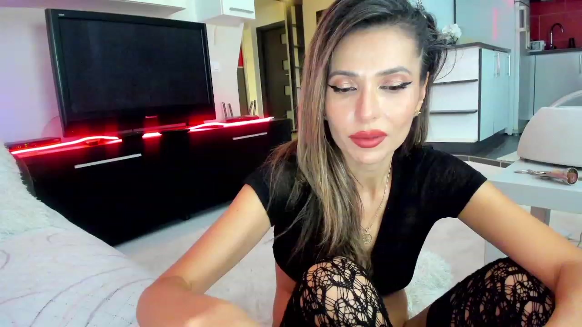 Gallery image thumbnail from SmileyTinaa's myfreecams stream on, 11/24/2023, 24:43 image 8 of 20