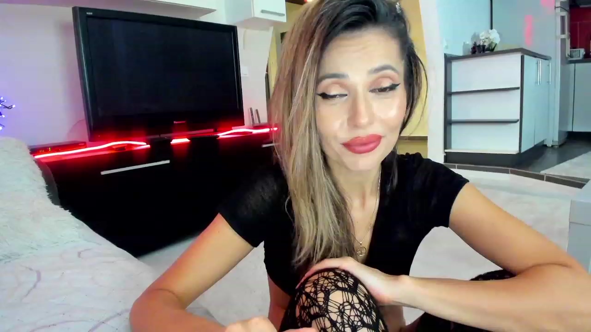 Gallery image thumbnail from SmileyTinaa's myfreecams stream on, 11/24/2023, 02:06 image 7 of 20