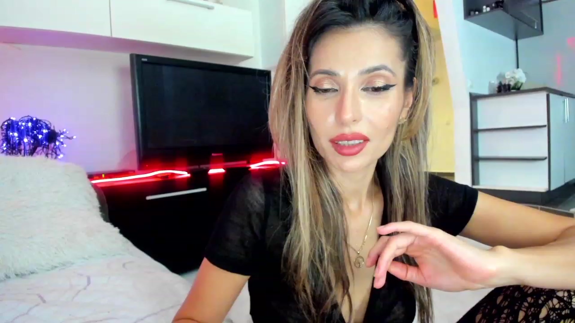 Gallery image thumbnail from SmileyTinaa's myfreecams stream on, 11/24/2023, 02:06 image 18 of 20