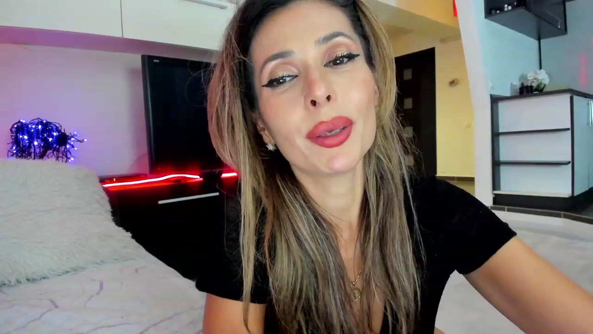 Gallery image thumbnail from SmileyTinaa's myfreecams stream on, 11/24/2023, 02:06 image 16 of 20