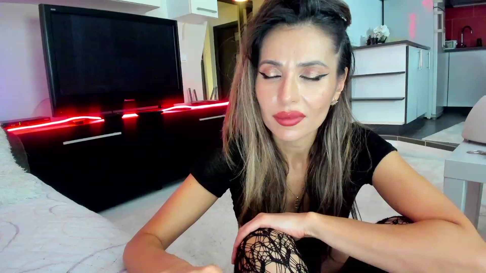 Gallery image thumbnail from SmileyTinaa's myfreecams stream on, 11/24/2023, 02:32 image 6 of 20