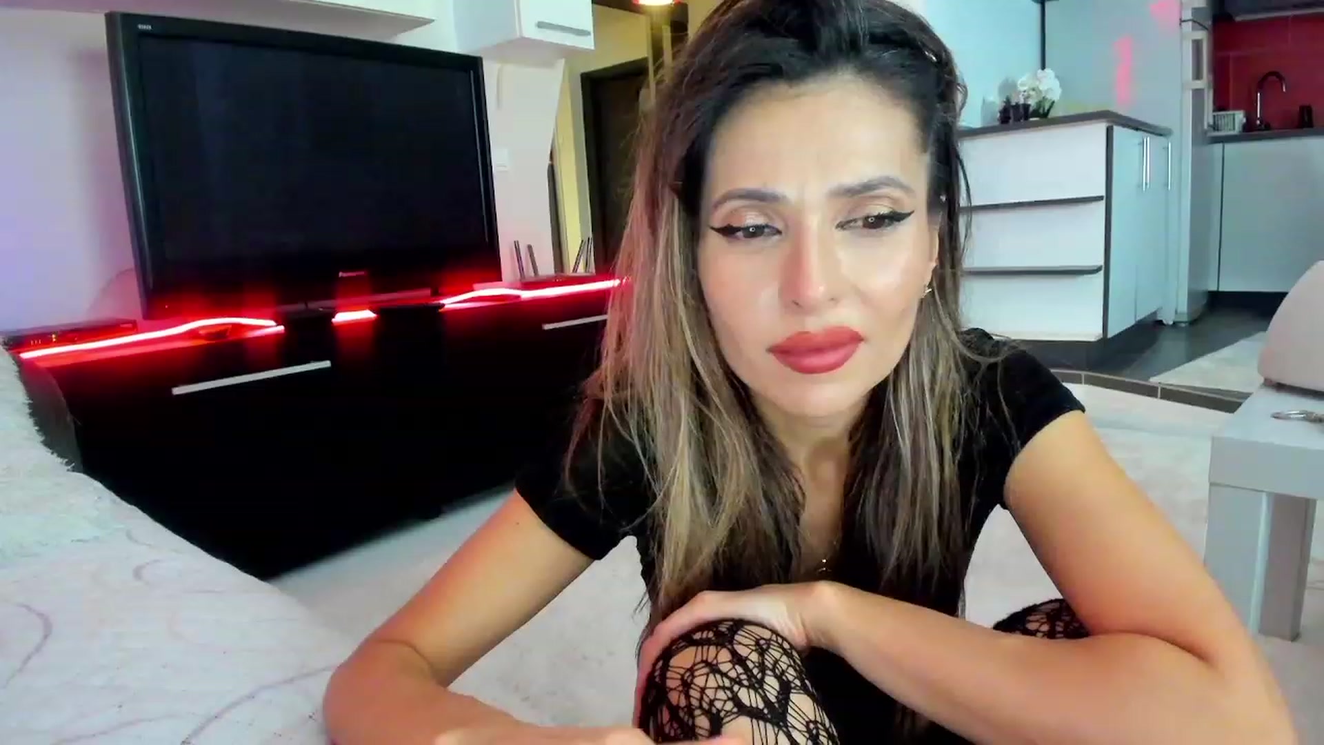 Gallery image thumbnail from SmileyTinaa's myfreecams stream on, 11/24/2023, 02:32 image 10 of 20