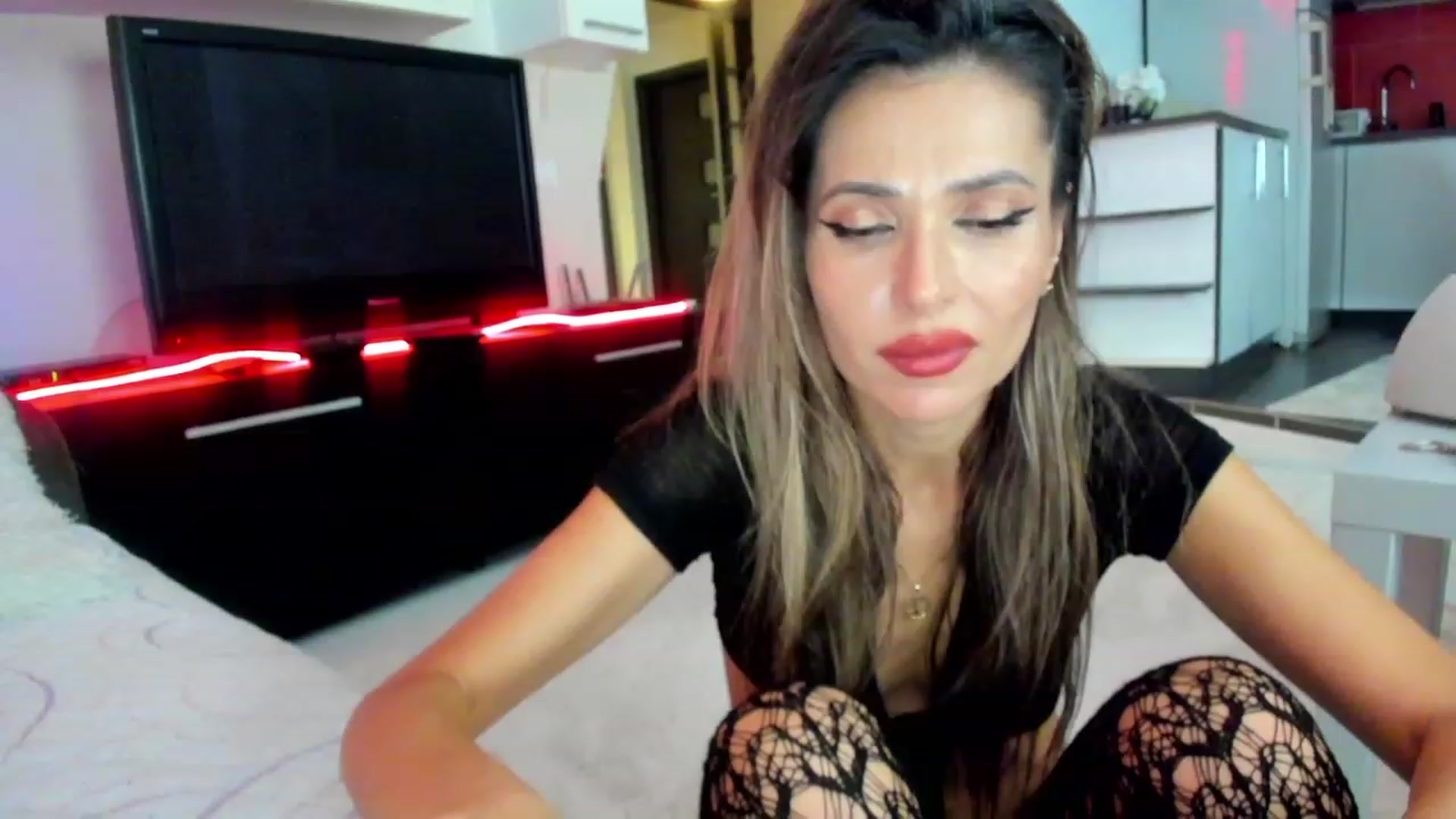Gallery image thumbnail from SmileyTinaa's myfreecams stream on, 11/24/2023, 02:32 image 11 of 20