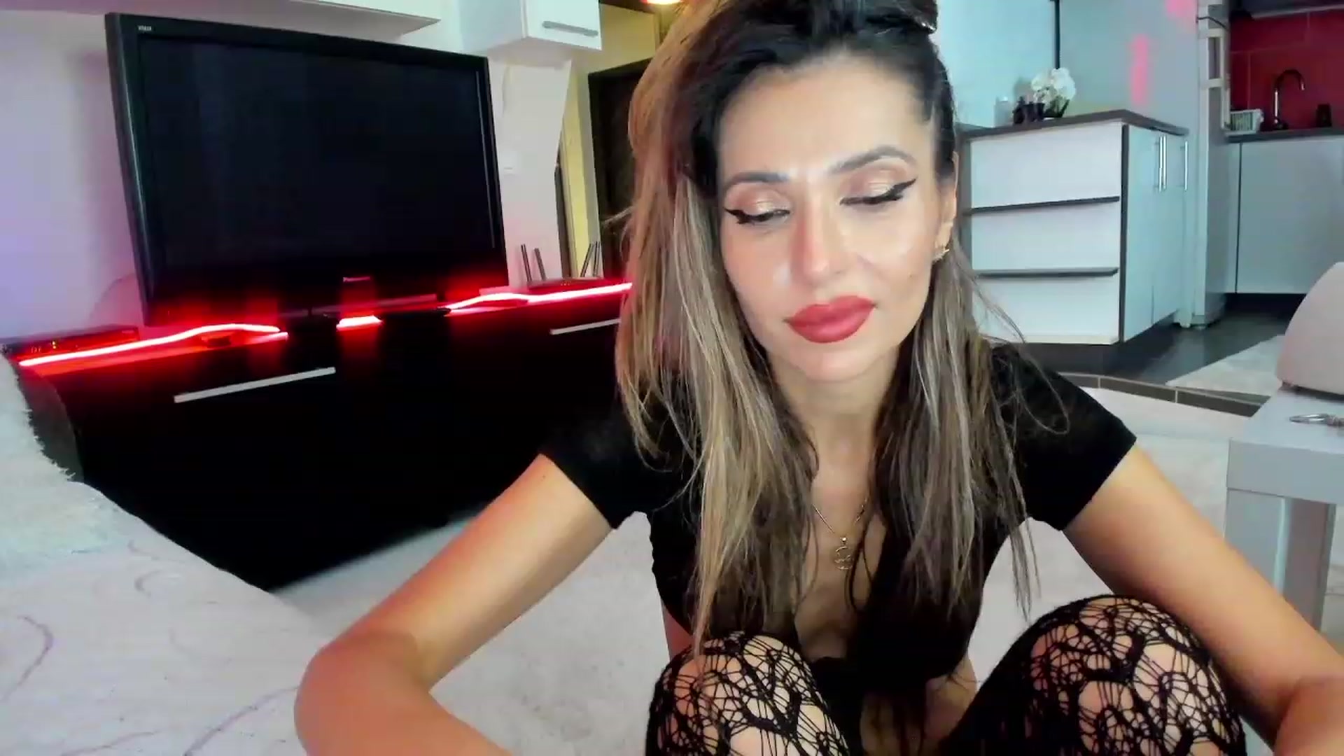 Gallery image thumbnail from SmileyTinaa's myfreecams stream on, 11/24/2023, 02:32 image 4 of 20