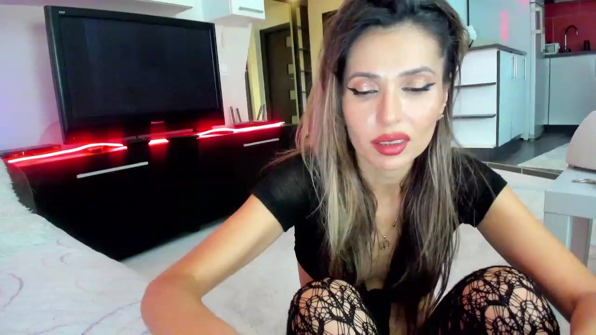 Gallery image thumbnail from SmileyTinaa's myfreecams stream on, 11/24/2023, 02:32 image 12 of 20