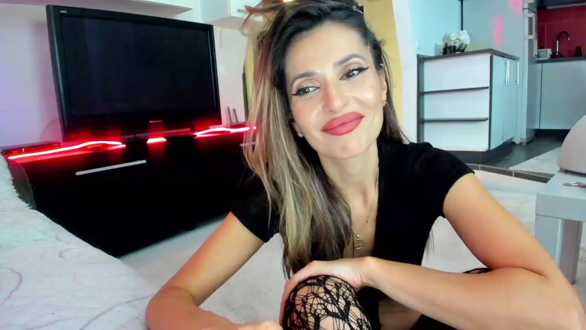 Gallery image thumbnail from SmileyTinaa's myfreecams stream on, 11/24/2023, 02:32 image 16 of 20