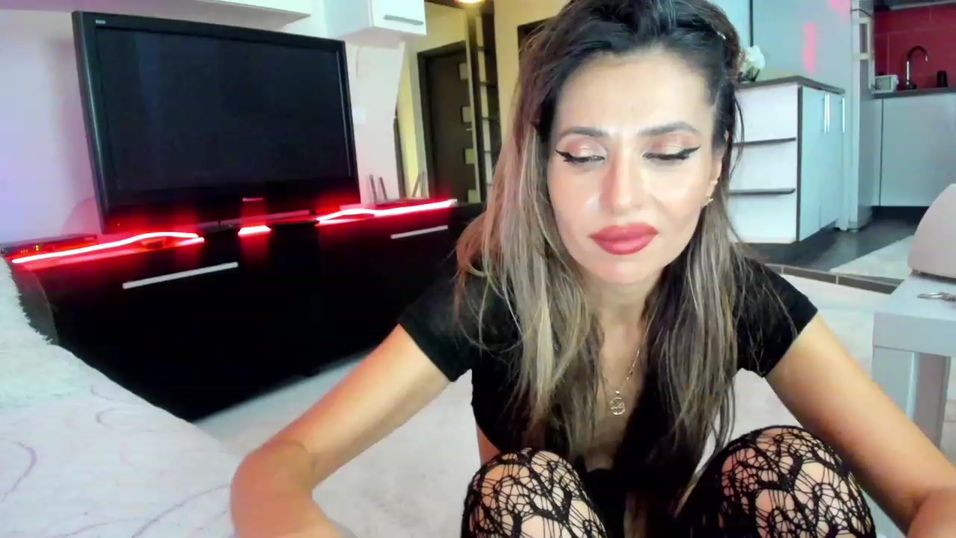 Gallery image thumbnail from SmileyTinaa's myfreecams stream on, 11/24/2023, 02:32 image 9 of 20
