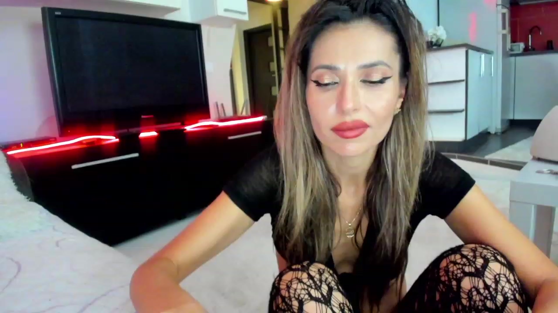 Gallery image thumbnail from SmileyTinaa's myfreecams stream on, 11/24/2023, 02:32 image 2 of 20