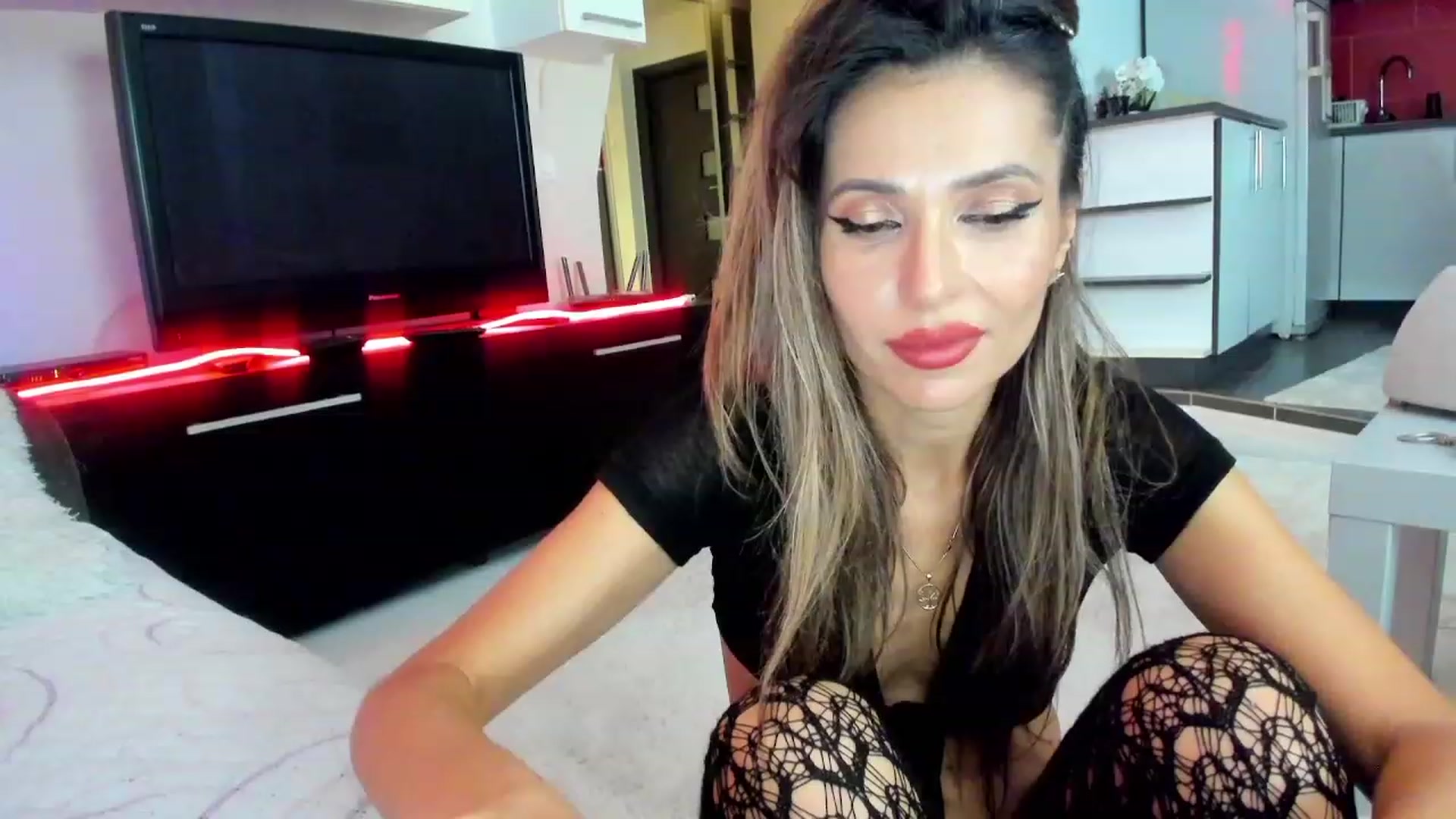 Gallery image thumbnail from SmileyTinaa's myfreecams stream on, 11/24/2023, 02:32 image 5 of 20