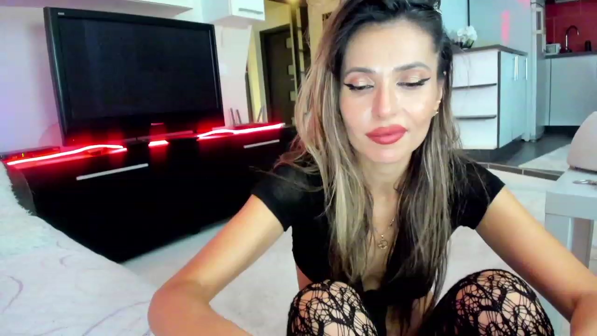 Gallery image thumbnail from SmileyTinaa's myfreecams stream on, 11/24/2023, 02:32 image 14 of 20