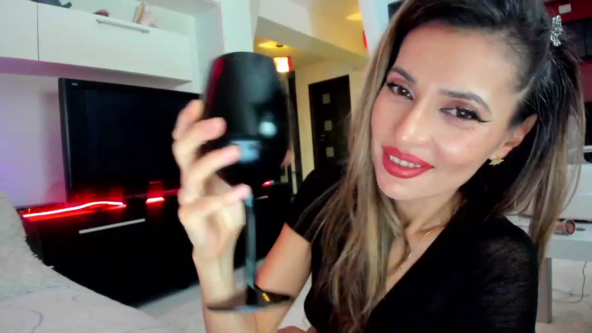 Gallery image thumbnail from SmileyTinaa's myfreecams stream on, 11/24/2023, 03:54 image 7 of 20