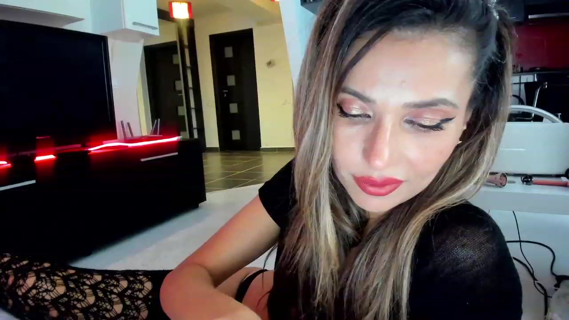 Gallery image thumbnail from SmileyTinaa's myfreecams stream on, 11/24/2023, 03:54 image 2 of 20