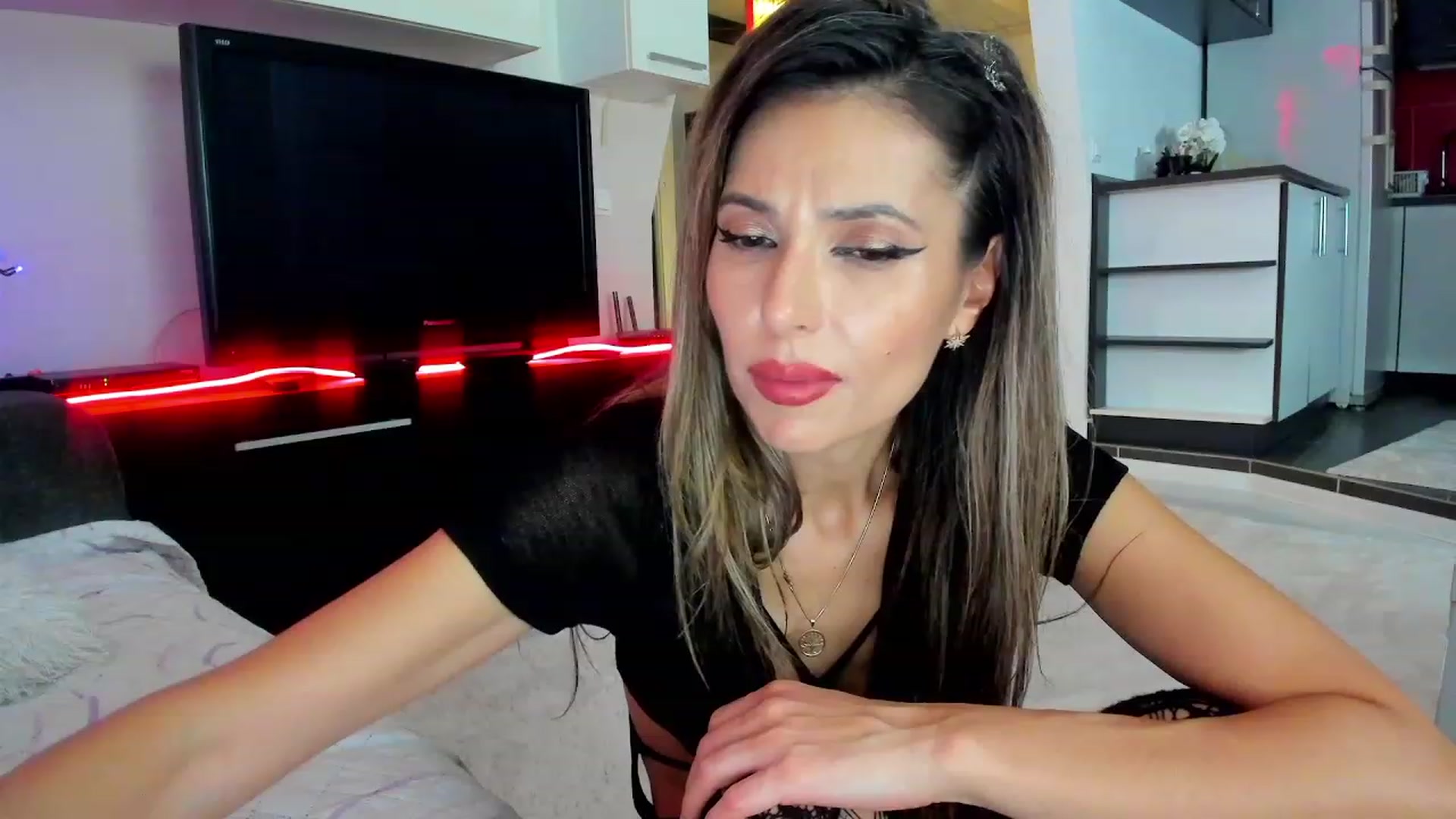 Gallery image thumbnail from SmileyTinaa's myfreecams stream on, 11/24/2023, 06:05 image 4 of 20