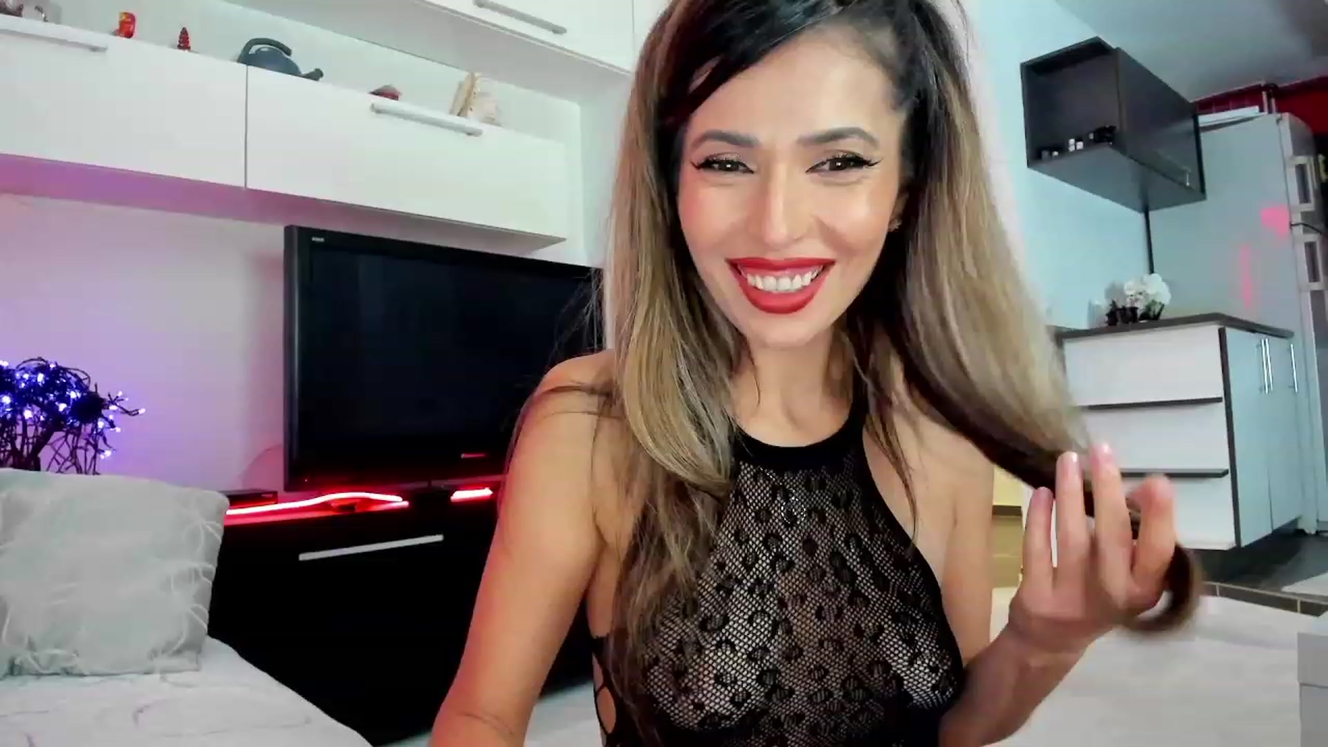 Gallery image thumbnail from SmileyTinaa's myfreecams stream on, 11/28/2023, 24:21 image 11 of 20
