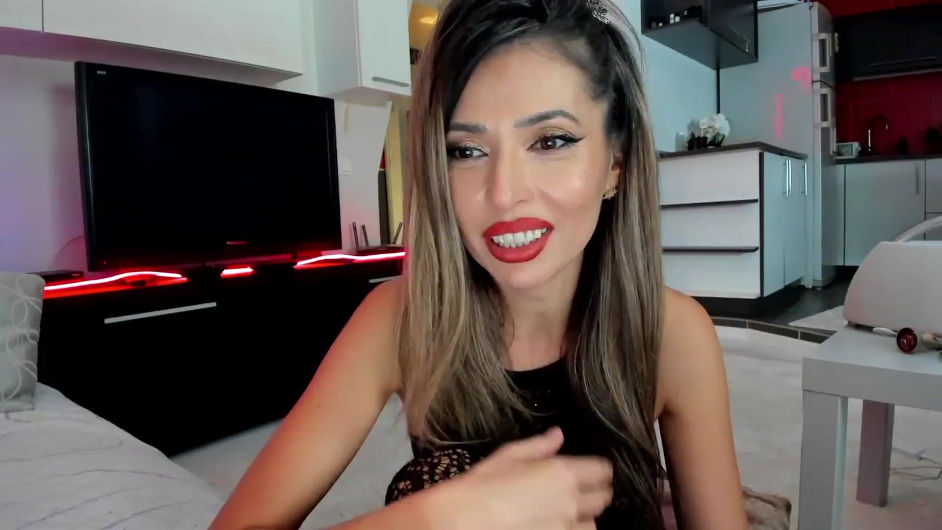 Gallery image thumbnail from SmileyTinaa's myfreecams stream on, 11/28/2023, 24:21 image 15 of 20