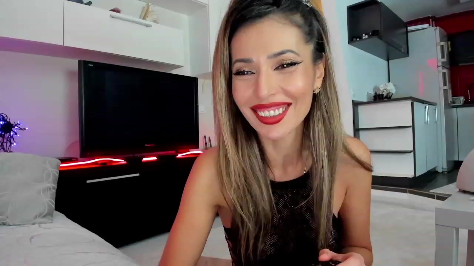 Gallery image thumbnail from SmileyTinaa's myfreecams stream on, 11/28/2023, 24:21 image 2 of 20