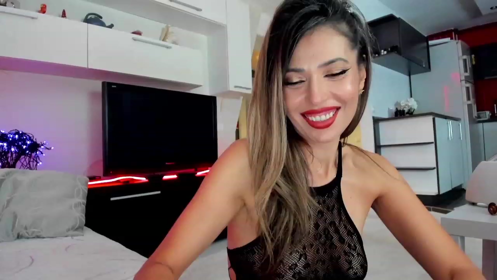 Gallery image thumbnail from SmileyTinaa's myfreecams stream on, 11/28/2023, 24:21 image 18 of 20