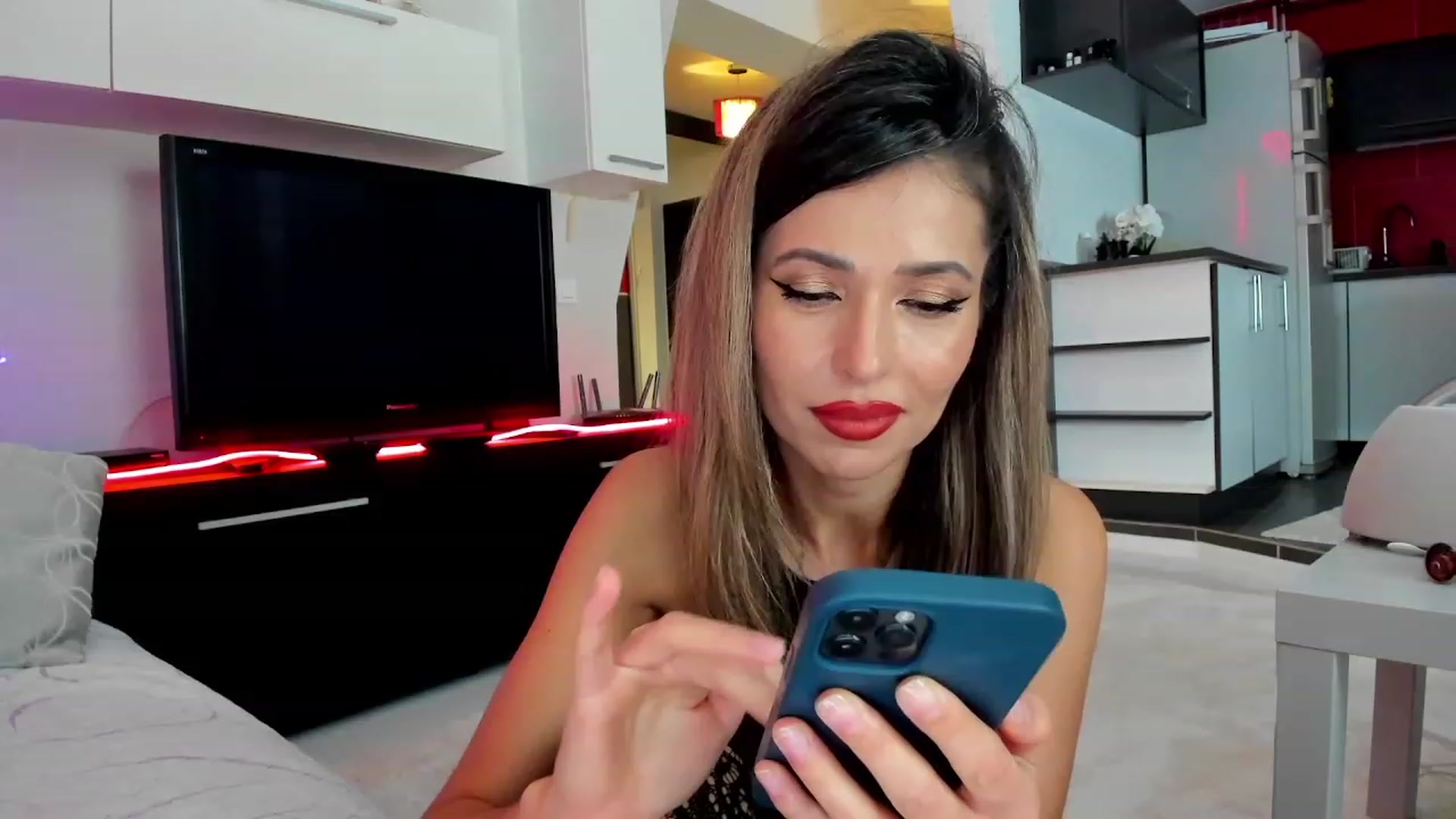 Gallery image thumbnail from SmileyTinaa's myfreecams stream on, 11/28/2023, 24:21 image 10 of 20