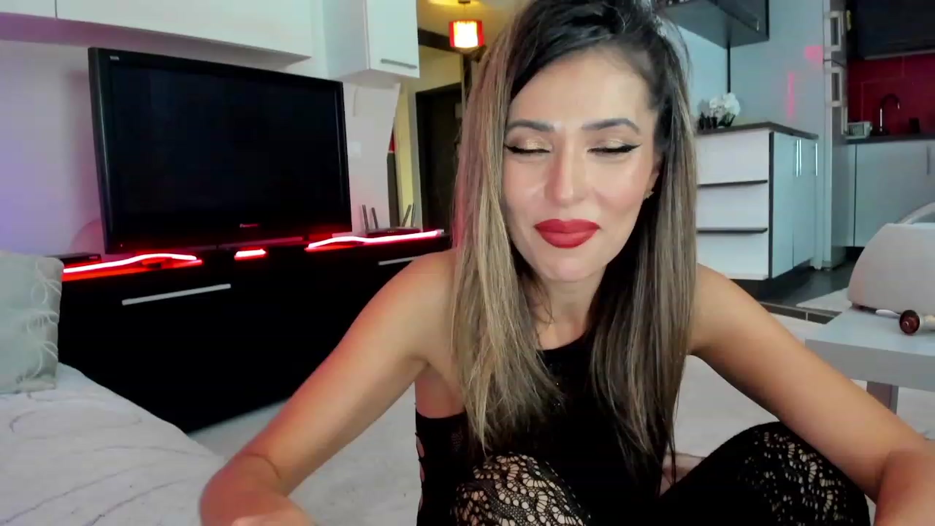 Gallery image thumbnail from SmileyTinaa's myfreecams stream on, 11/28/2023, 24:21 image 17 of 20