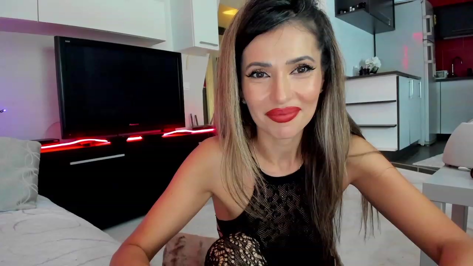 Gallery image thumbnail from SmileyTinaa's myfreecams stream on, 11/28/2023, 24:21 image 5 of 20