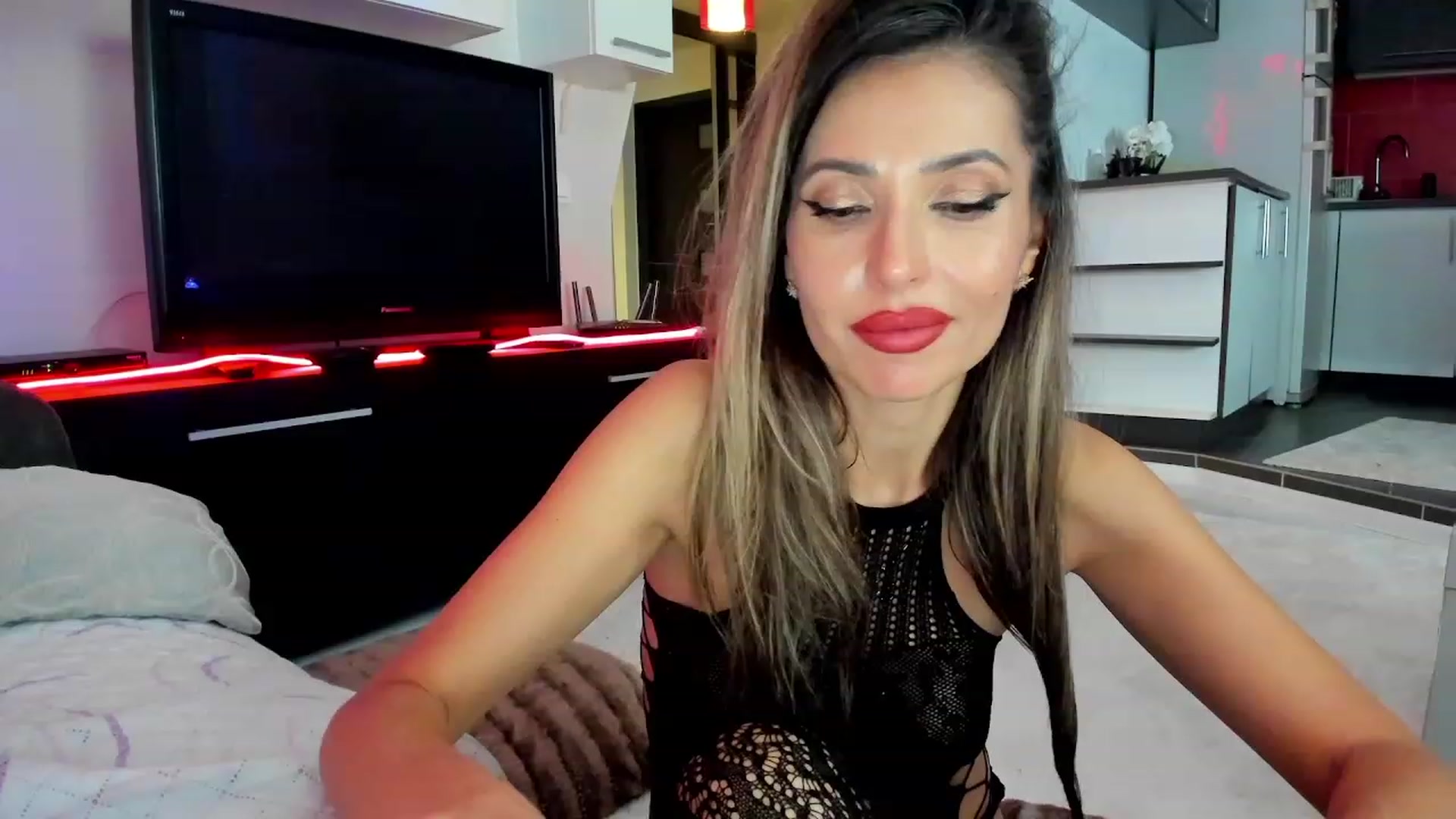 Gallery image thumbnail from SmileyTinaa's myfreecams stream on, 11/28/2023, 05:39 image 18 of 20