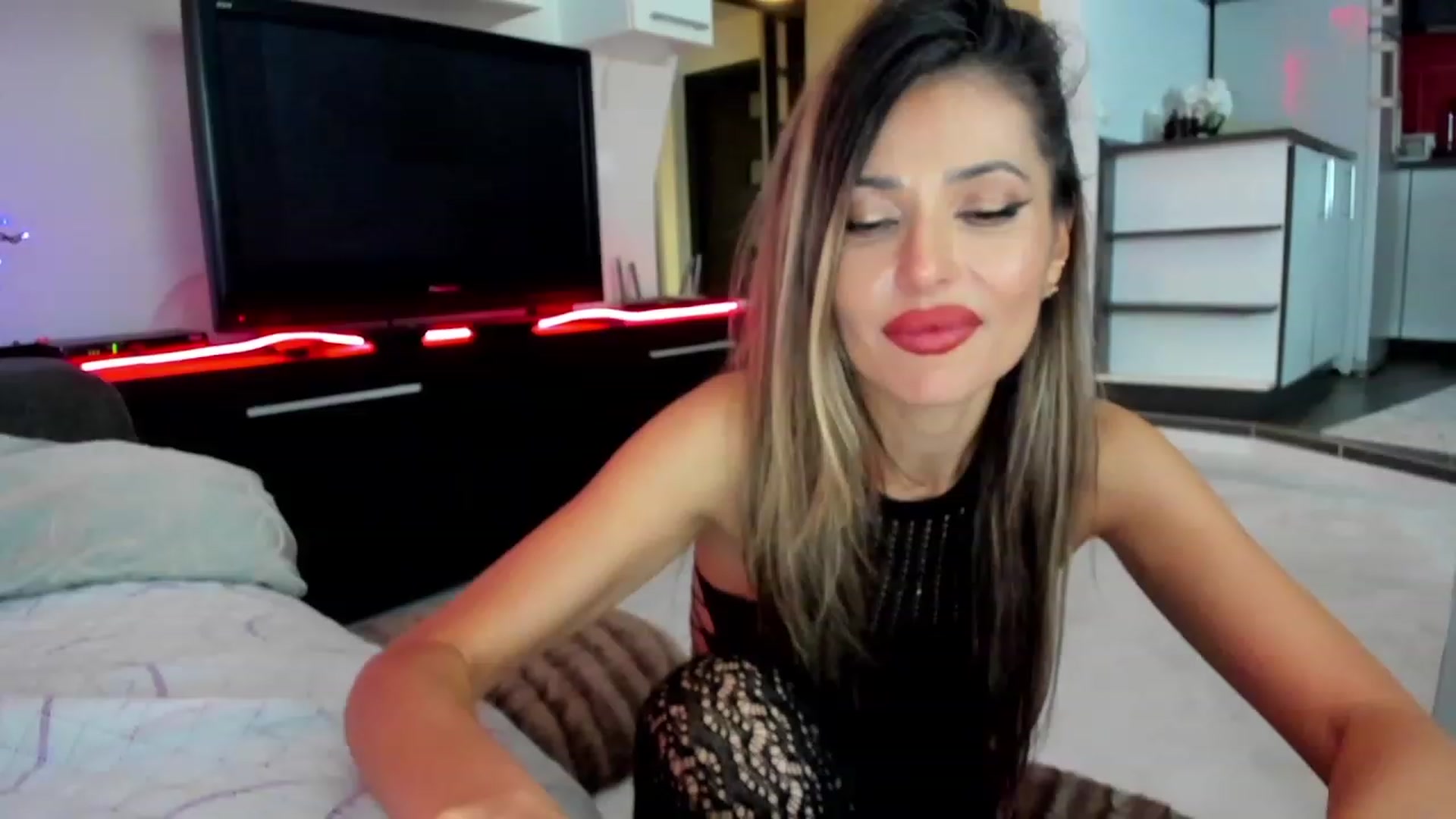 Gallery image thumbnail from SmileyTinaa's myfreecams stream on, 11/28/2023, 06:00 image 4 of 20
