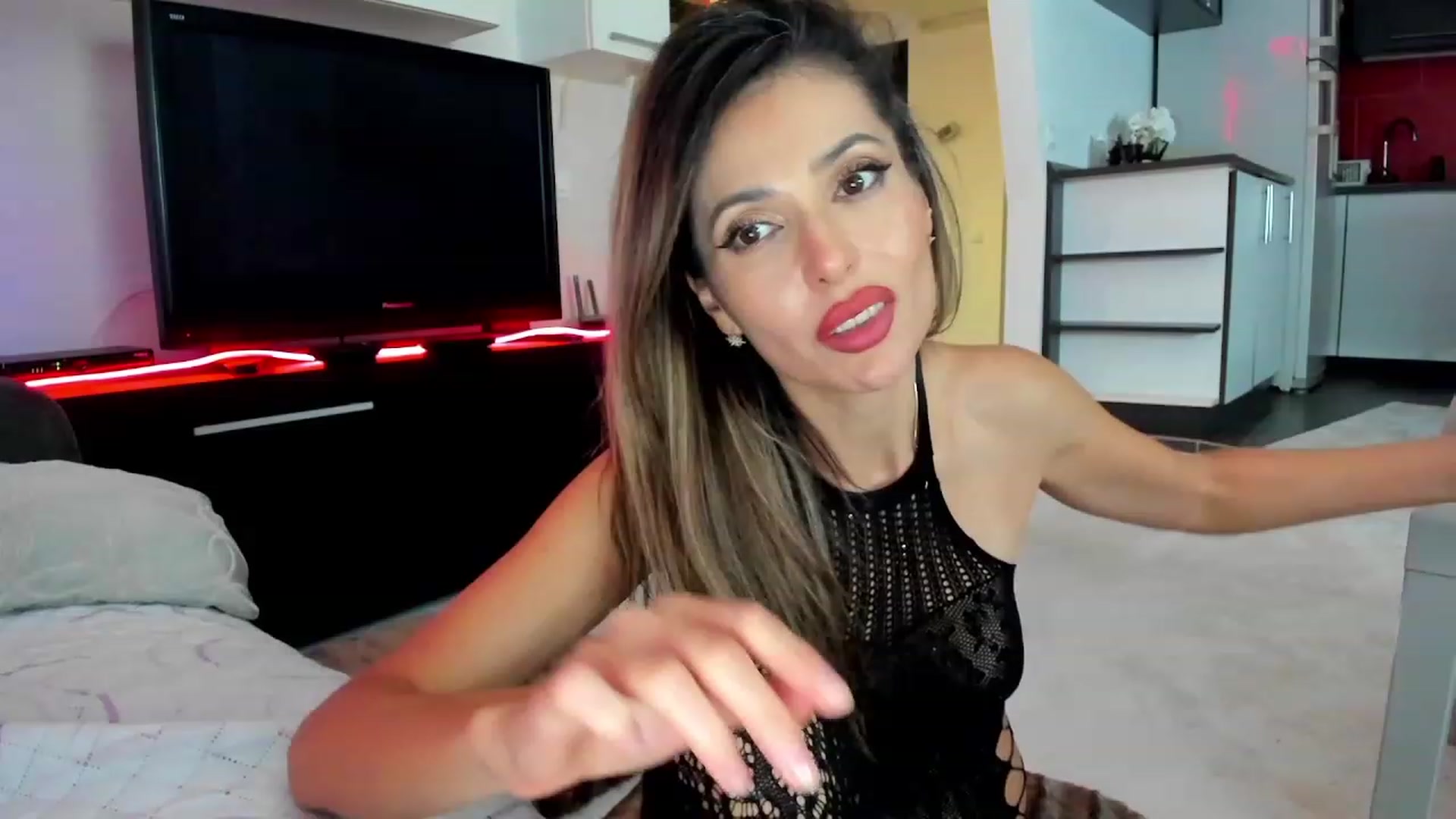Gallery image thumbnail from SmileyTinaa's myfreecams stream on, 11/28/2023, 06:00 image 16 of 20