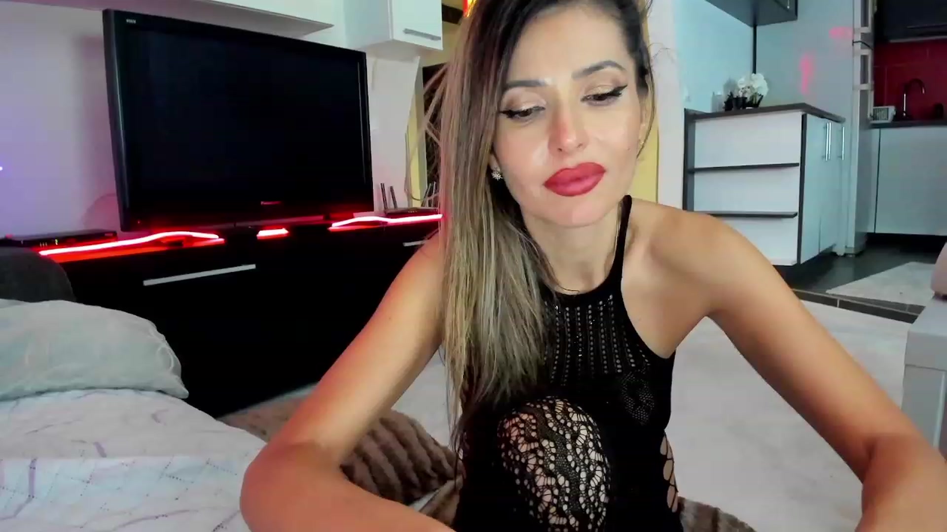 Gallery image thumbnail from SmileyTinaa's myfreecams stream on, 11/28/2023, 06:00 image 13 of 20
