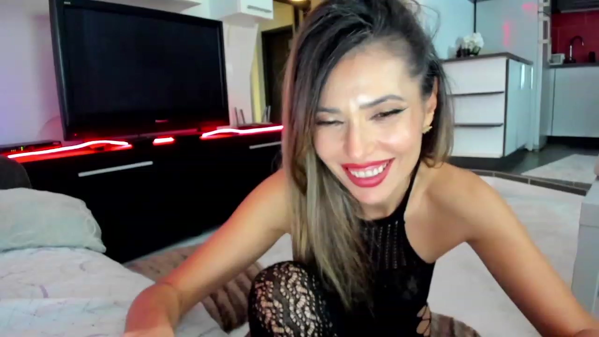 Gallery image thumbnail from SmileyTinaa's myfreecams stream on, 11/28/2023, 06:00 image 18 of 20