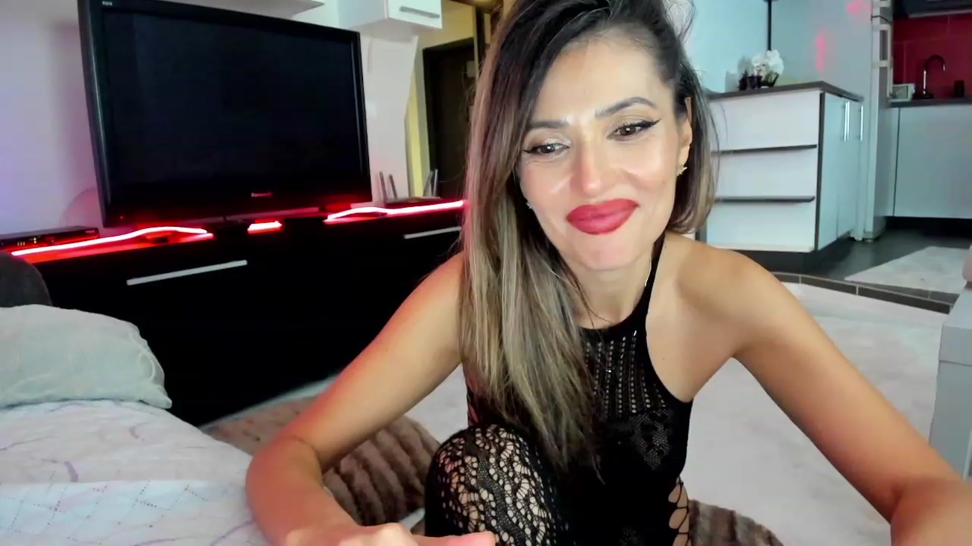 Gallery image thumbnail from SmileyTinaa's myfreecams stream on, 11/28/2023, 06:00 image 17 of 20