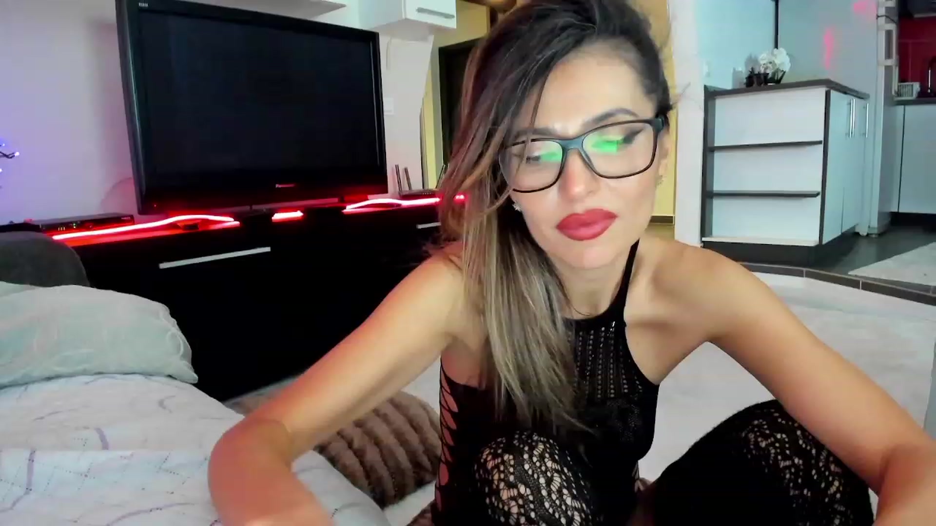 Gallery image thumbnail from SmileyTinaa's myfreecams stream on, 11/28/2023, 06:00 image 6 of 20