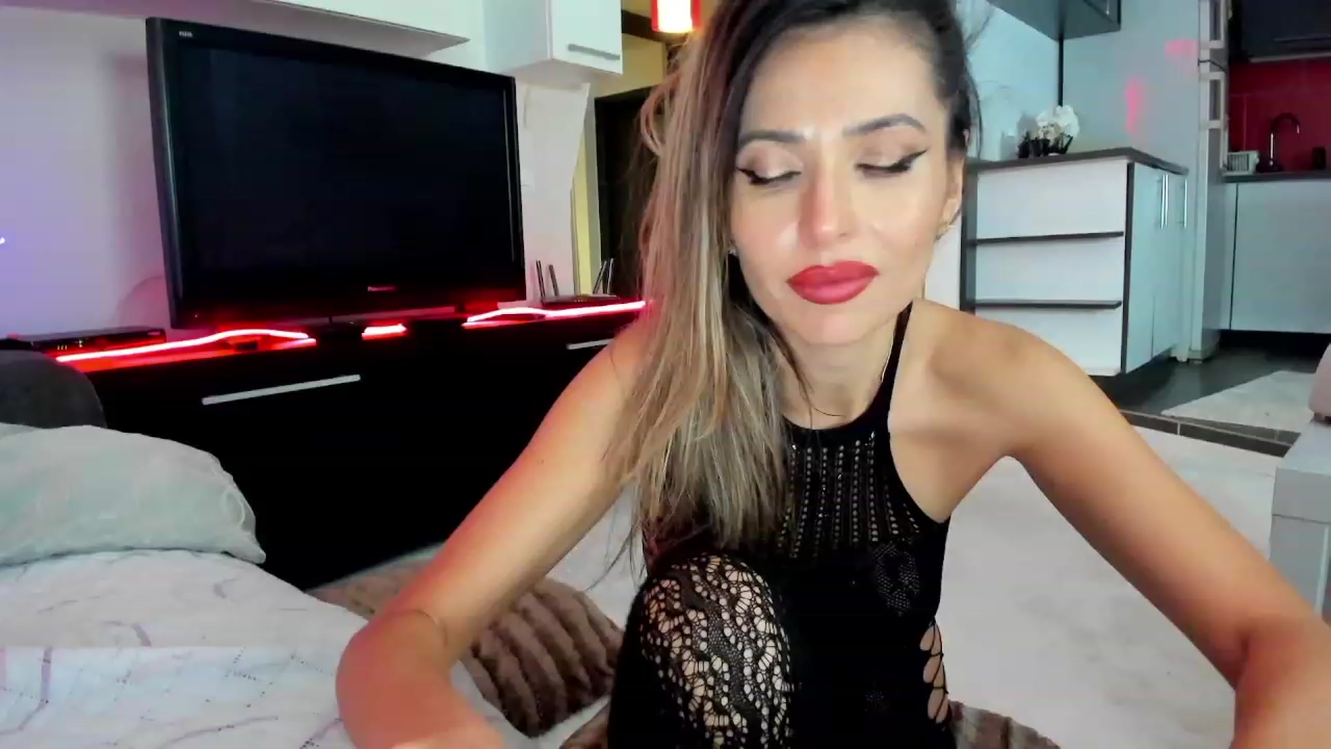Gallery image thumbnail from SmileyTinaa's myfreecams stream on, 11/28/2023, 06:00 image 11 of 20