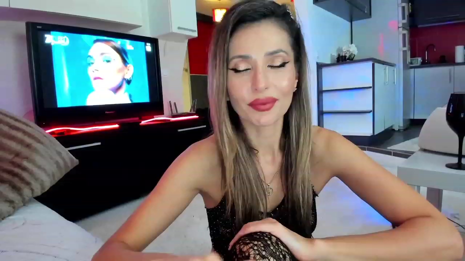 Gallery image thumbnail from SmileyTinaa's myfreecams stream on, 11/28/2023, 23:59 image 16 of 20