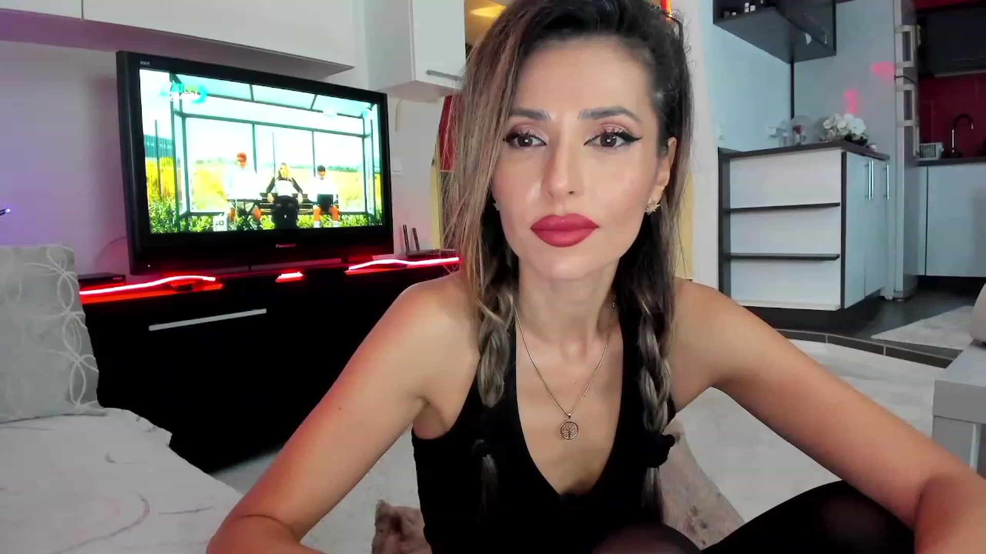 Gallery image thumbnail from SmileyTinaa's myfreecams stream on, 11/29/2023, 23:13 image 4 of 20