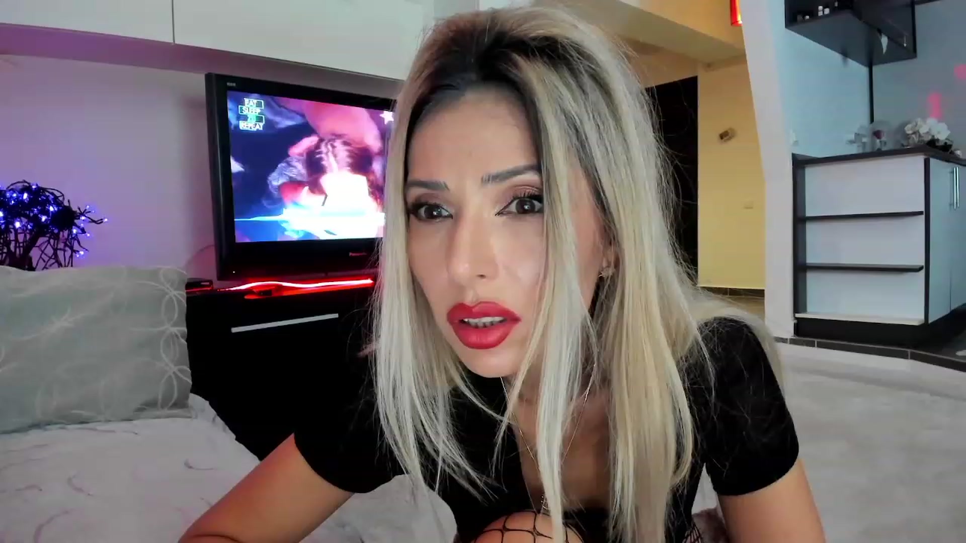 Gallery image thumbnail from SmileyTinaa's myfreecams stream on, 12/01/2023, 23:16 image 3 of 20