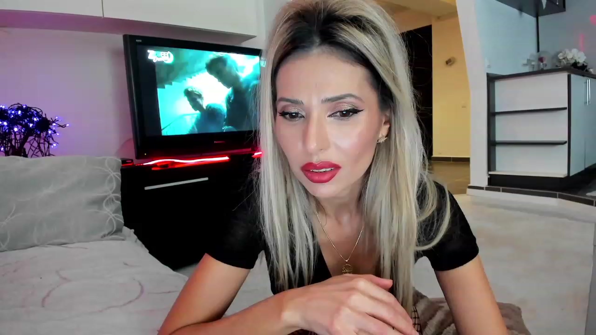 Gallery image thumbnail from SmileyTinaa's myfreecams stream on, 12/01/2023, 23:16 image 13 of 20