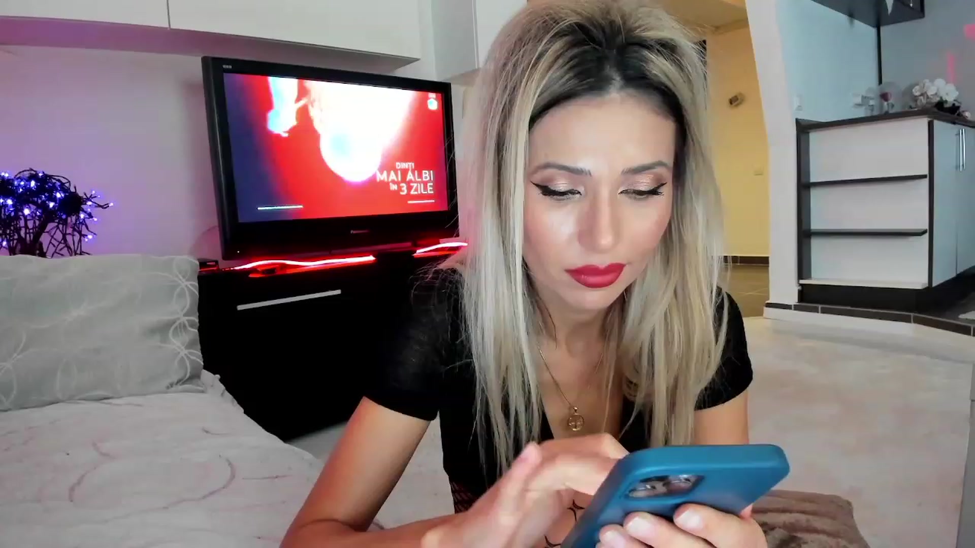 Gallery image thumbnail from SmileyTinaa's myfreecams stream on, 12/01/2023, 23:16 image 14 of 20