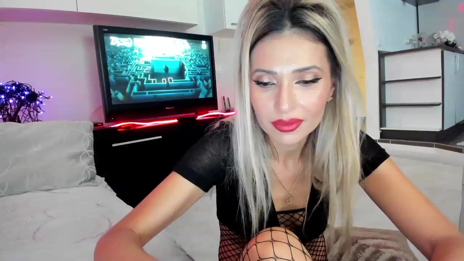 Gallery image thumbnail from SmileyTinaa's myfreecams stream on, 12/01/2023, 23:16 image 15 of 20