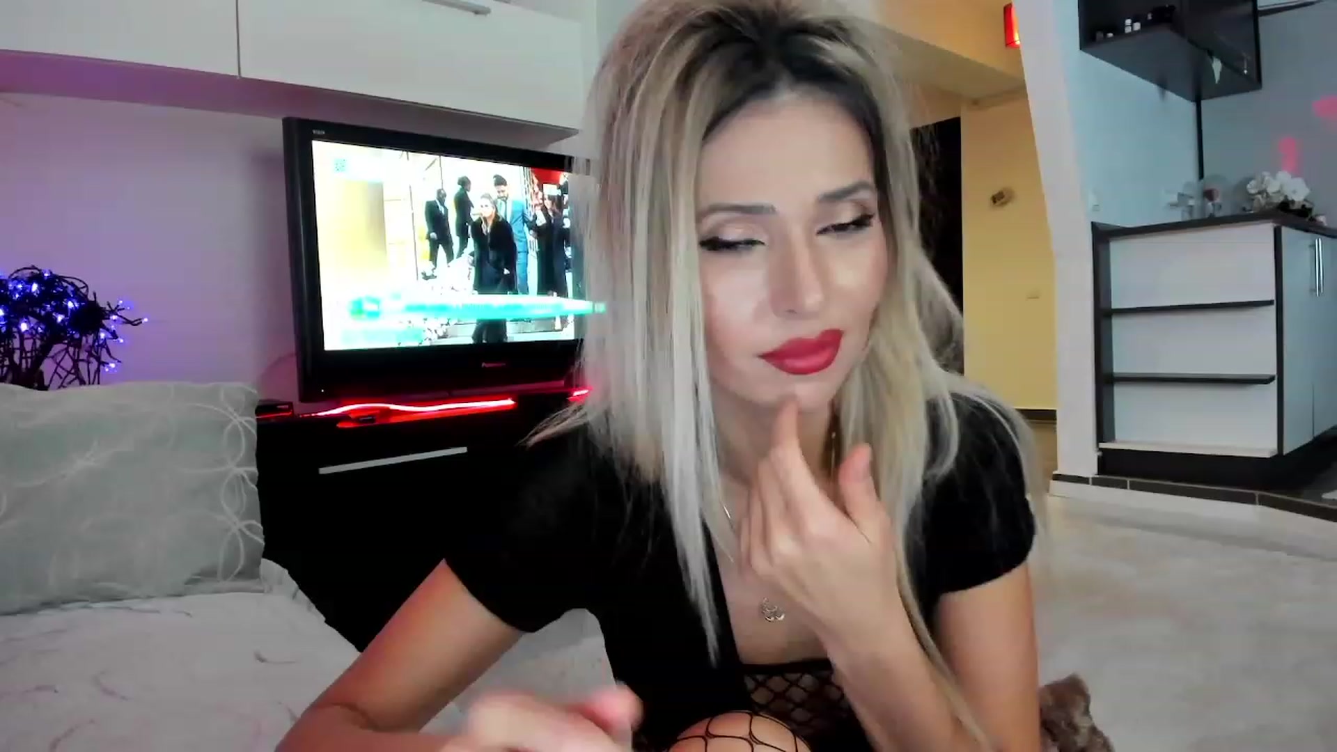 Gallery image thumbnail from SmileyTinaa's myfreecams stream on, 12/01/2023, 23:16 image 4 of 20
