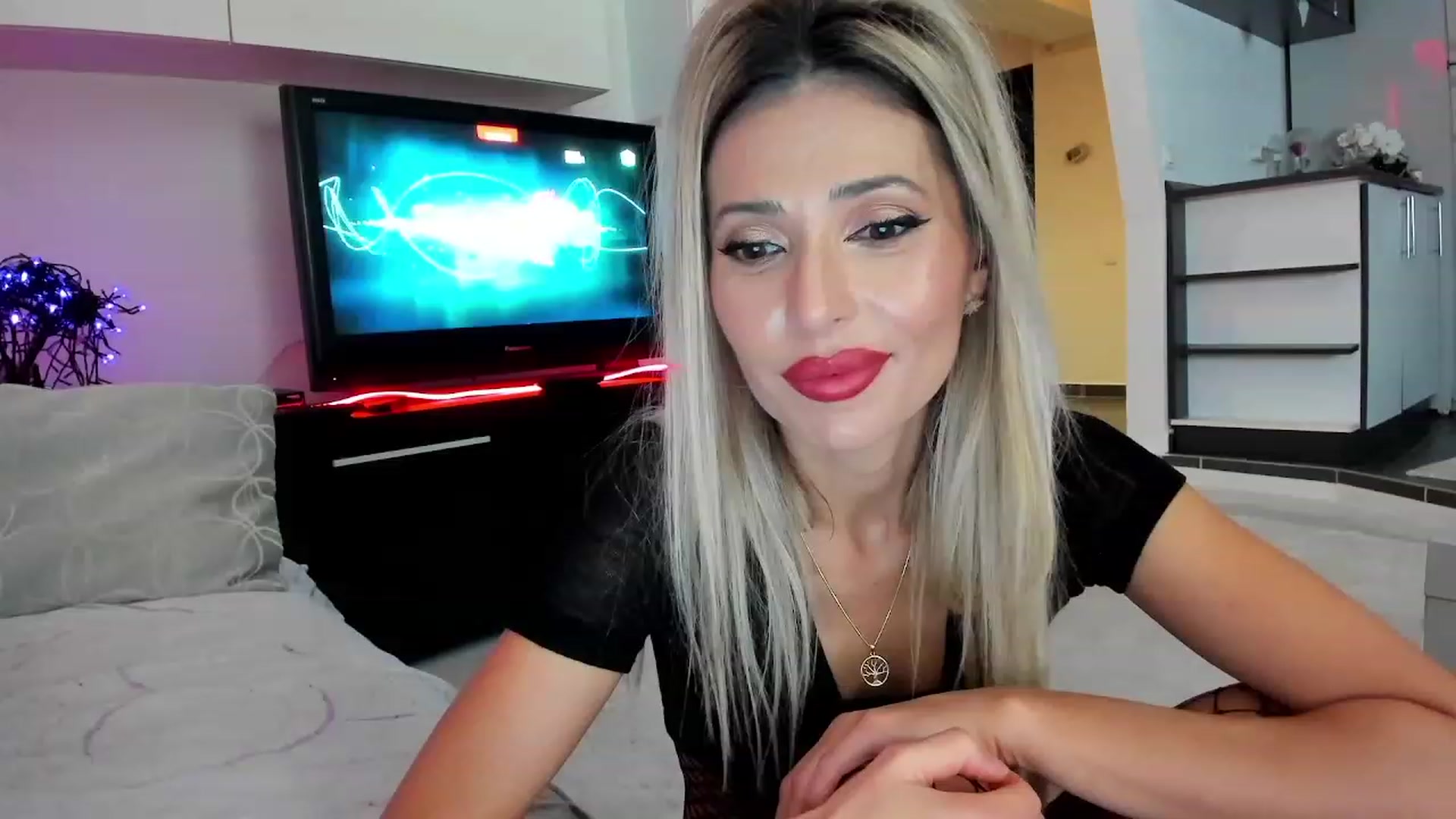 Gallery image thumbnail from SmileyTinaa's myfreecams stream on, 12/01/2023, 23:16 image 18 of 20