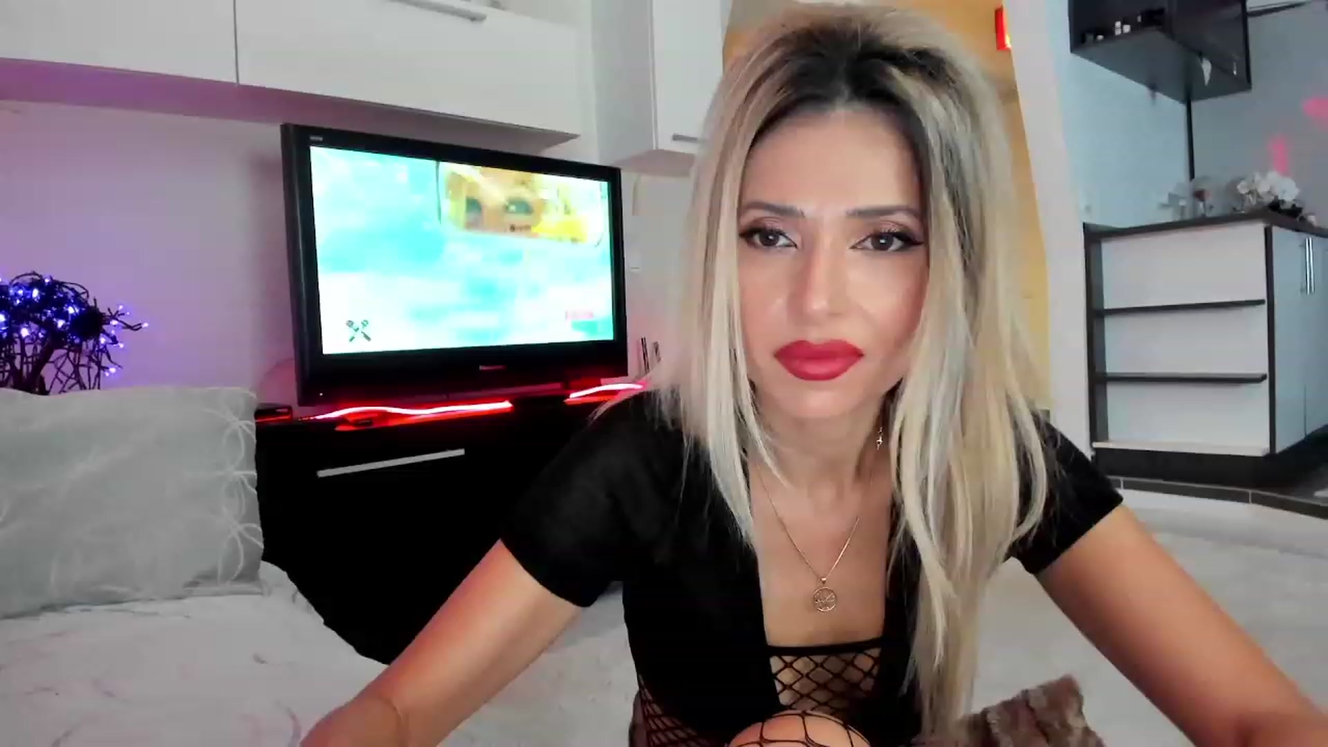 Gallery image thumbnail from SmileyTinaa's myfreecams stream on, 12/01/2023, 23:16 image 1 of 20